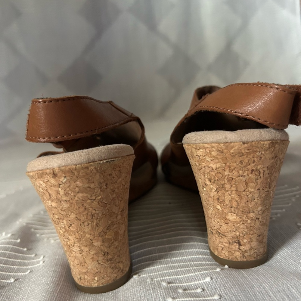 Clarks Tan Leather Wedge Sandals Size 8 - Picture 6 of 8